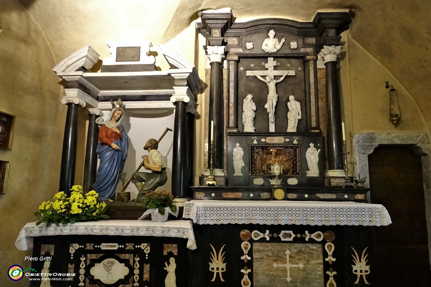 91 Altare con edicola della Madonna dell'apparizione .JPG